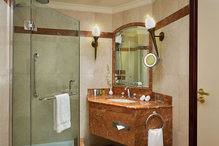 Bathroom 4, Metropolitan Palace, El Metn