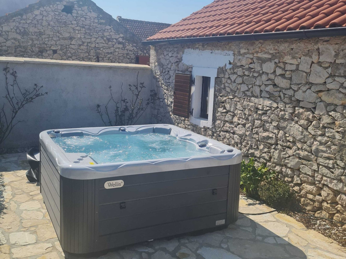 Property amenity 2, Home With Swimming Pool & Outdoor Kitchen, Nin