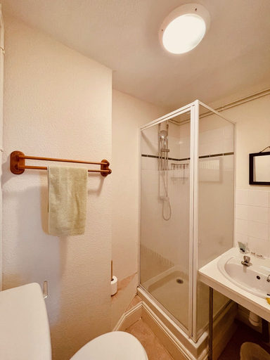 Bathroom, Kingsmuir Hotel, Gloucestershire