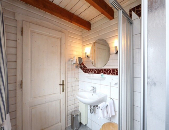 Bathroom 5, Apartment in Lissendorf Near Eifel Trails, Vulkaneifel