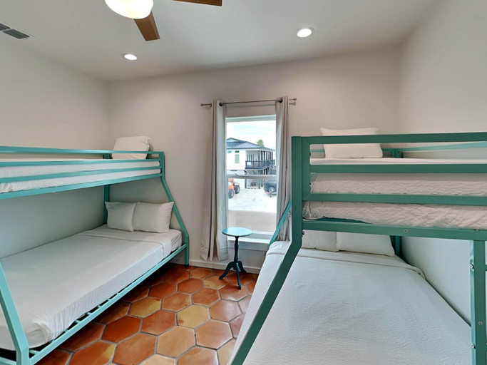 Bedroom 3, Marlin Manor, Nueces
