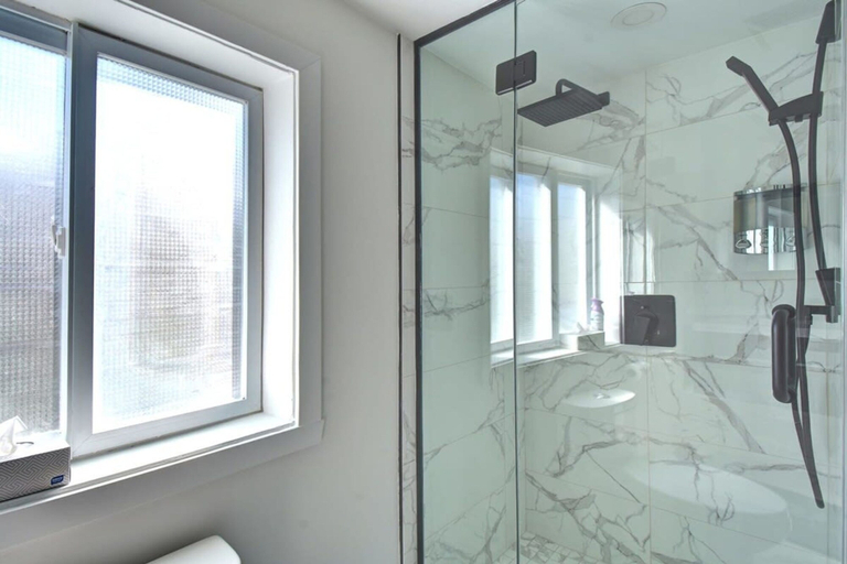 Room 5, SPA Private Pond and Beach Volleyball Citq 248080, Les Laurentides