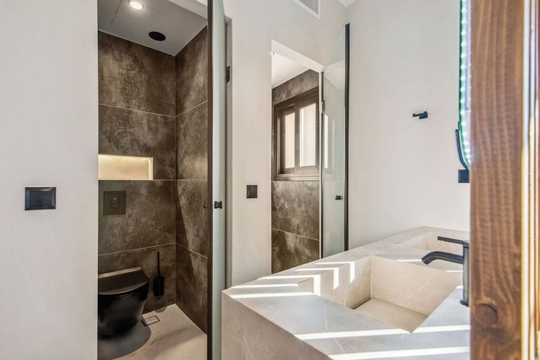 Bathroom 5, Mc Queen Apartments, Attica