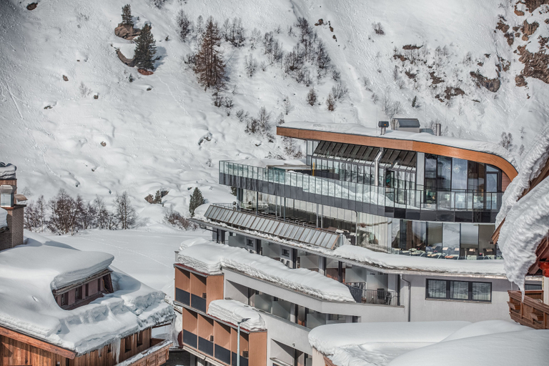 Exterior & Views