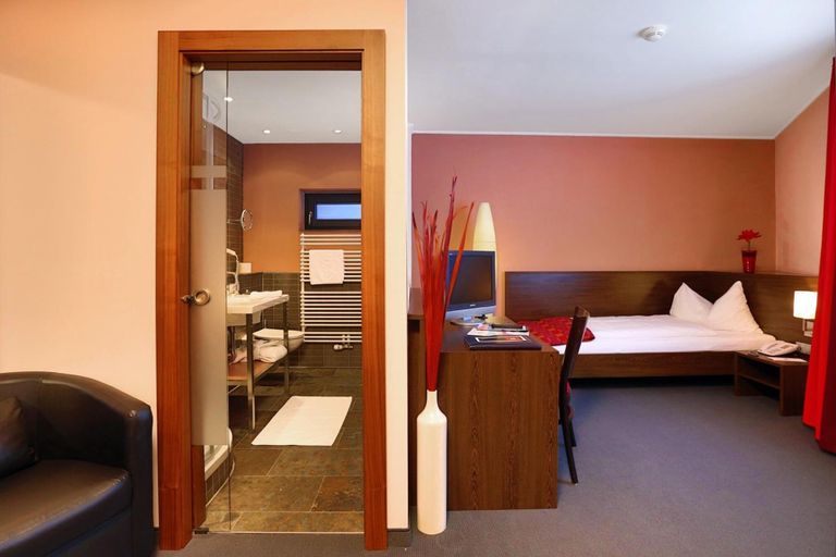 Bedroom 3, Josl Mountain Lounging Hotel, Imst