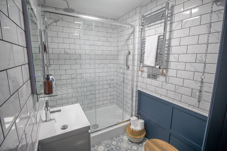 Bathroom 4, The Bugle Coaching Inn, Isle of Wight