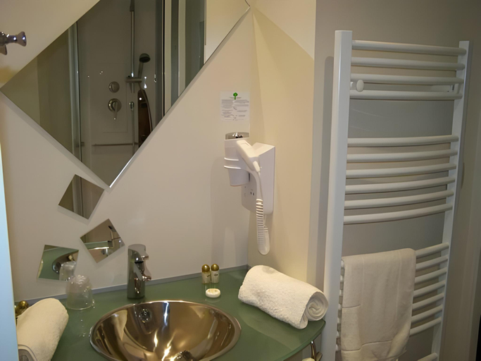 Bathroom 12