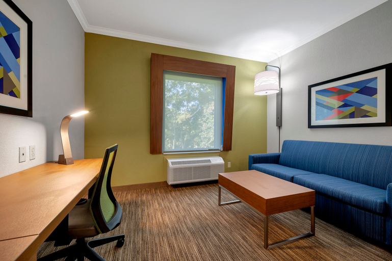 Holiday Inn Express & Suites LUFKIN SOUTH - Tap to explore photos