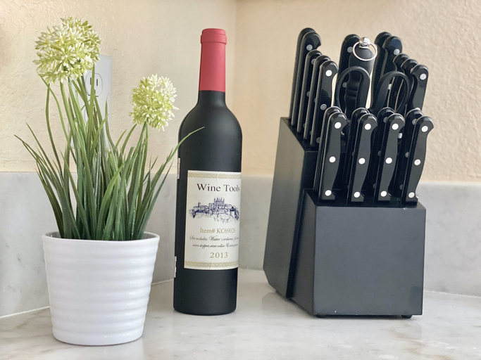 Food & Drinks 4, DT Reno - Classy Vacation Home w Backyard Patio, Washoe