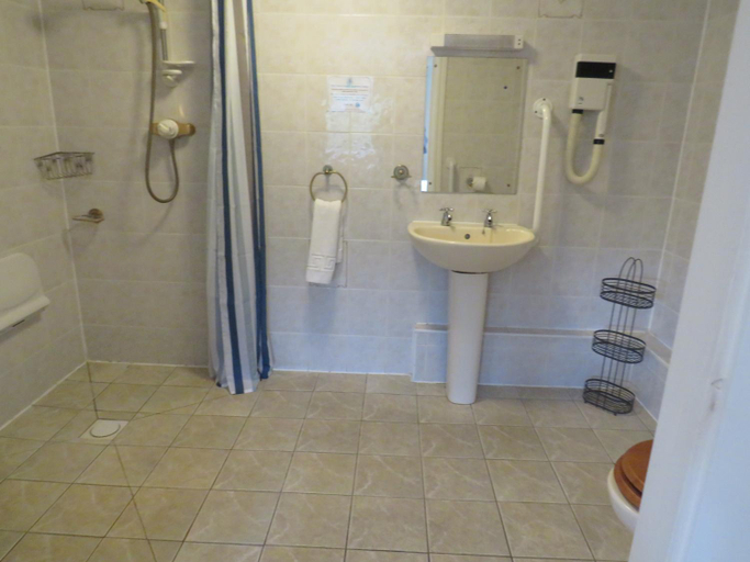 Bathroom 2, Ganton Greyhound Hotel, North Yorkshire