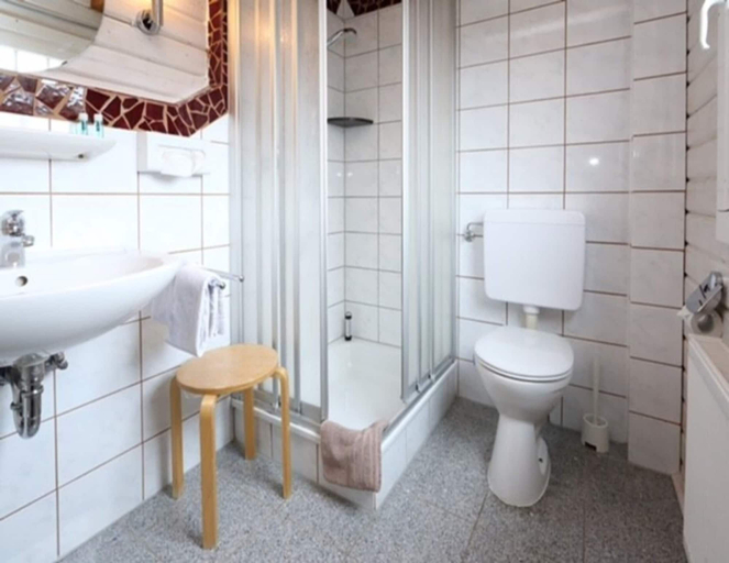 Bathroom 4, Apartment in Lissendorf Near Eifel Trails, Vulkaneifel
