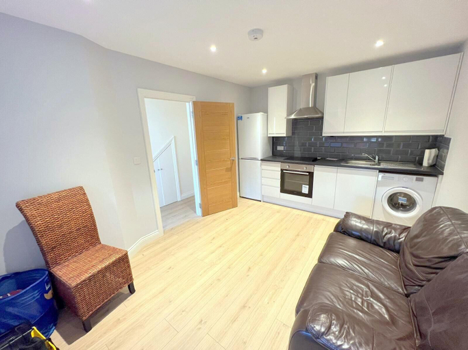 Others 4, 2-bedroom House in South London - Sutton, London