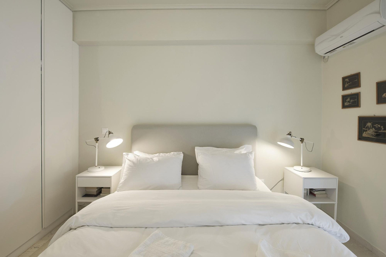 Room 4, Lucyzen in Vouliagmeni, Attica