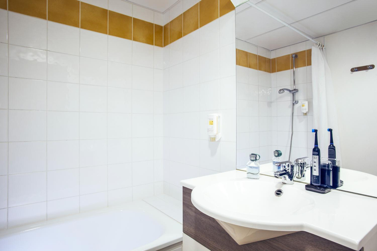 Bathroom 5, Appart'hôtel Vacancéole Paris Quai de Marne, Val-de-Marne