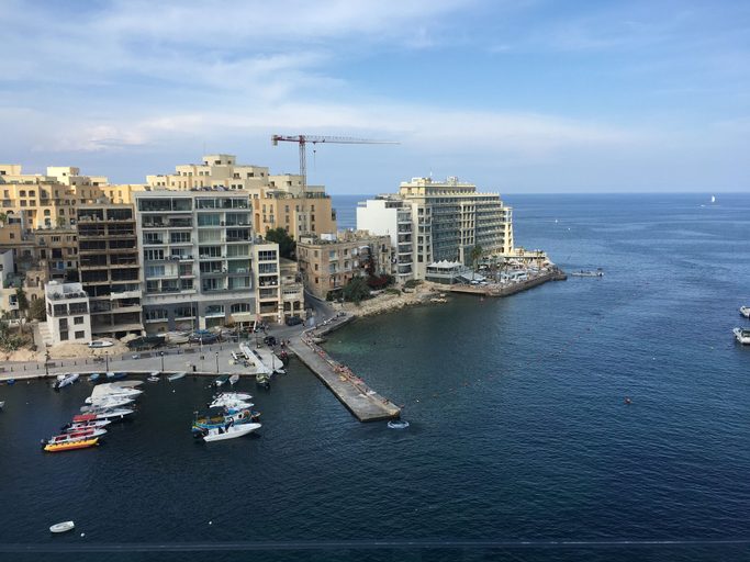Marina 3, Seafront Penthouse Triplex- Roof Terrace & Hot Tub, St Julian's
