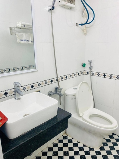 Bathroom 4, Khach san 2 sao Trung tam bai chay, cho đe xe o to, Hạ Long