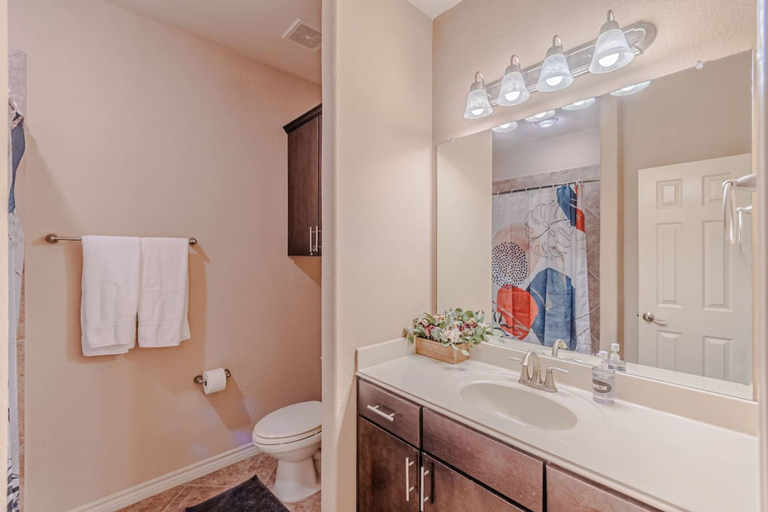 Room 3, The Castle by the Lake w Pool Balcony Grandscape, Denton