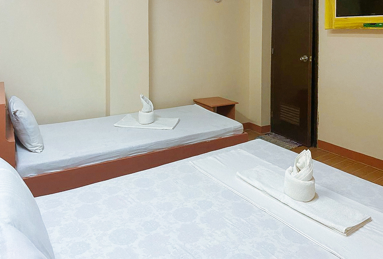 Bathroom, RedDoorz @ La Briana Guest House Santa Fe Bantayan Cebu, Santa Fe