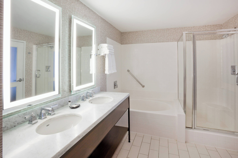 Bathroom 5, Sheraton St. Paul Woodbury Hotel, Washington
