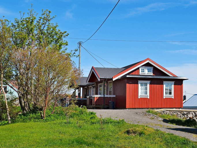 Exterior & Views 2, 3 Person Holiday Home in Henningsvaer, Vågan