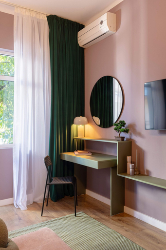 Others 5, Delightful University Square 1BR, Balcony Church Views, Municipiul Bucuresti