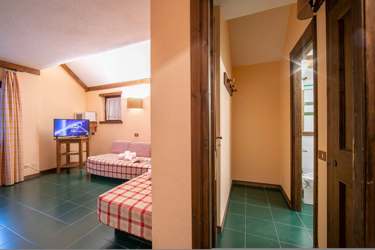Room 2, Grange Hike Ski - 14D Sestriere, Torino