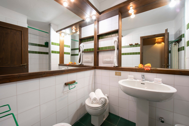 Room 2, Grange Hike Ski - 37C Sestriere, Torino