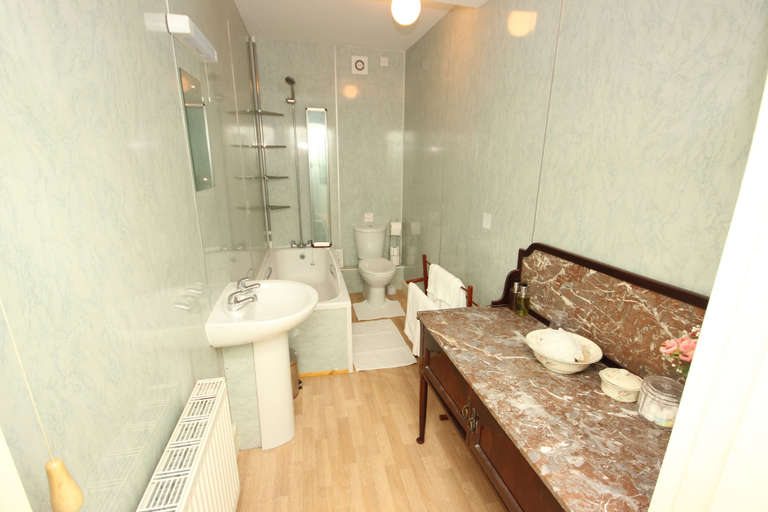 Bathroom 3, Benhall Farm Holidays, Herefordshire