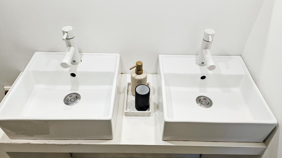 Bathroom 2, JoyJoyJoy the White Wilde ecolicious studio in a historic Canalhouse from 1799 with terrace at the c, Amsterdam