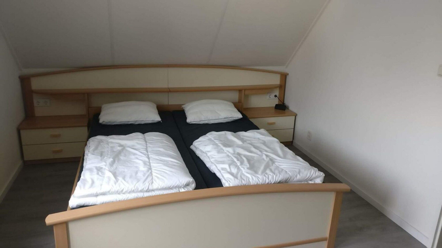 Room 5, Lovely Bungalow With Garden, Sluis