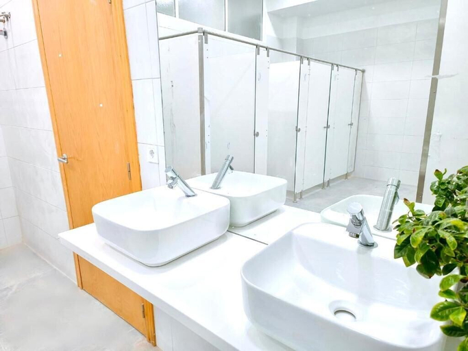 Bathroom 4, Capsule Inn Valencia Hostel, Valencia