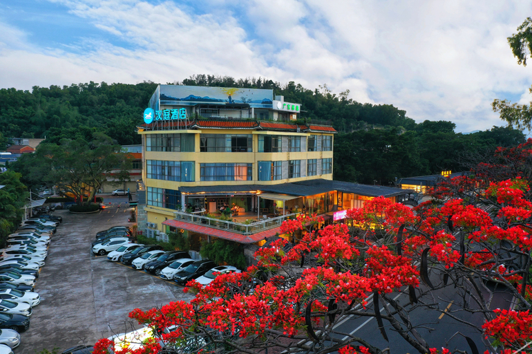 Exterior & Views
