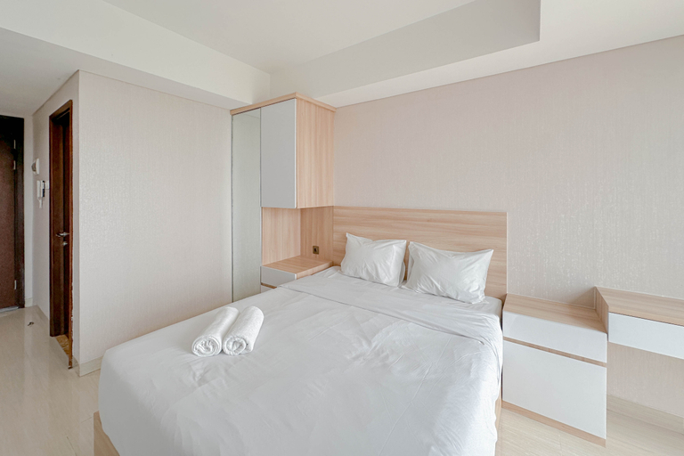 Bedroom 4, Studio Modern Style at Grand Sungkono Lagoon Apartment By Travelio, Surabaya