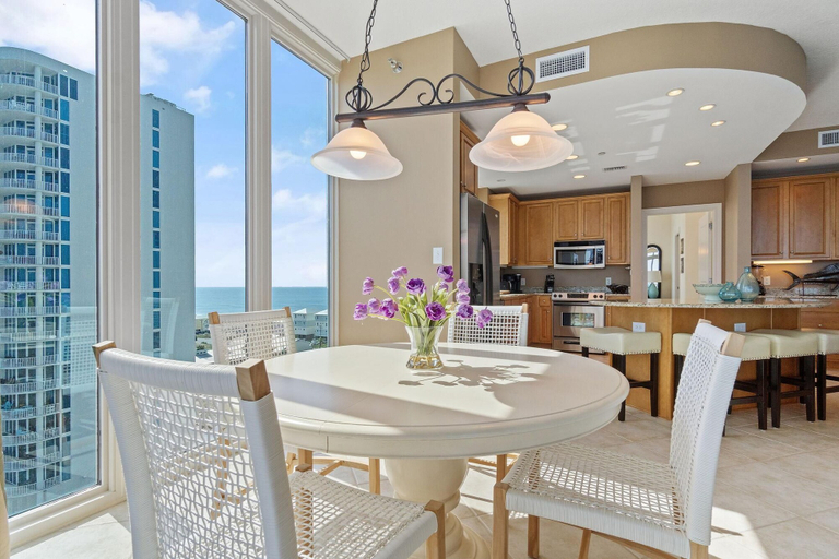 Food & Drinks, Lagoon Tower 1002, Baldwin