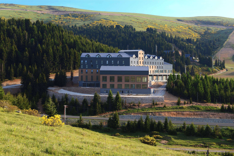 Exterior & Views