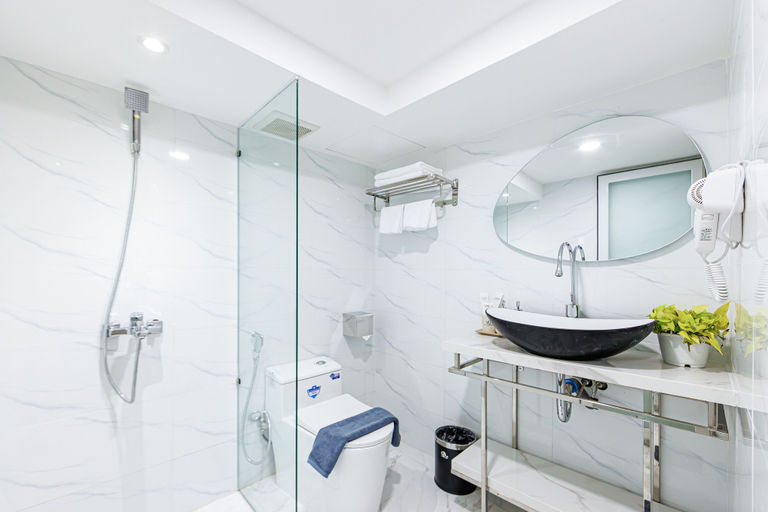 Bathroom 5, Le Vu Hotel, District 1