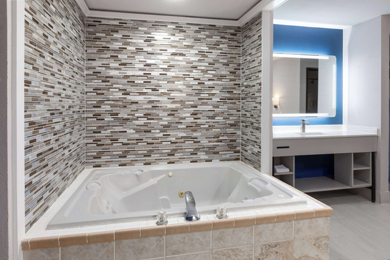 Bathroom 5, Baymont by Wyndham Warrenton, Warren