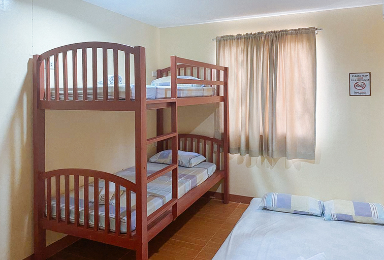 Bedroom 2, RedDoorz @ La Briana Guest House Santa Fe Bantayan Cebu, Santa Fe