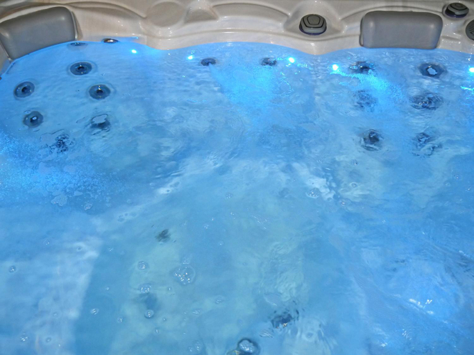 Hot tub 5, Unique! jacuzzi prive 35°C + cinema Villa entiere, Rhône