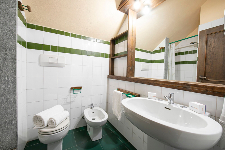 Room 2, Grange Hike Ski - 34C Sestriere, Torino