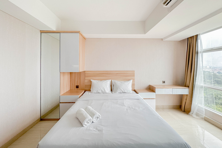 Bedroom 5, Studio Modern Style at Grand Sungkono Lagoon Apartment By Travelio, Surabaya