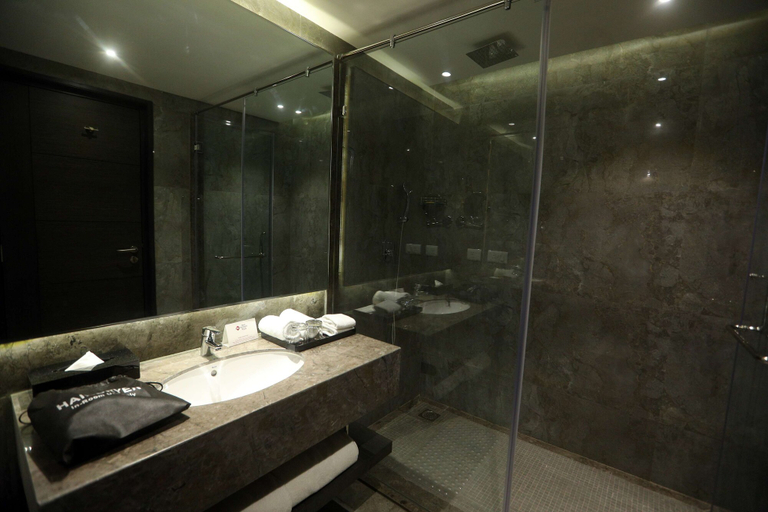 Bathroom 5, Best Western Plus Tejvivaan, Visakhapatnam
