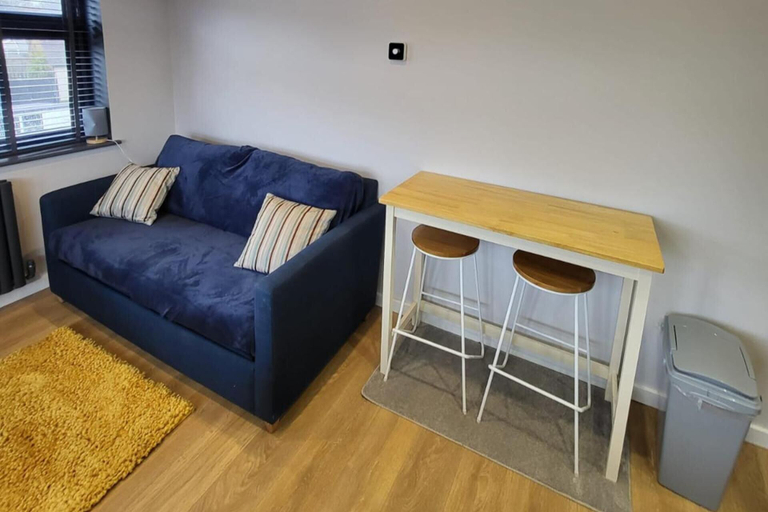 Others 5, Town Centre Modern 1 Bed Self-contained Apartment, West Berkshire