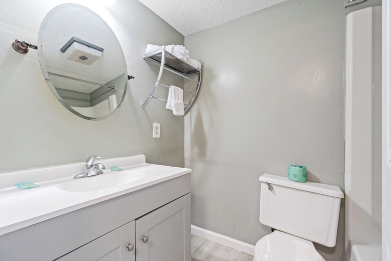 Bathroom 4, The Anchor Hotel, Horry