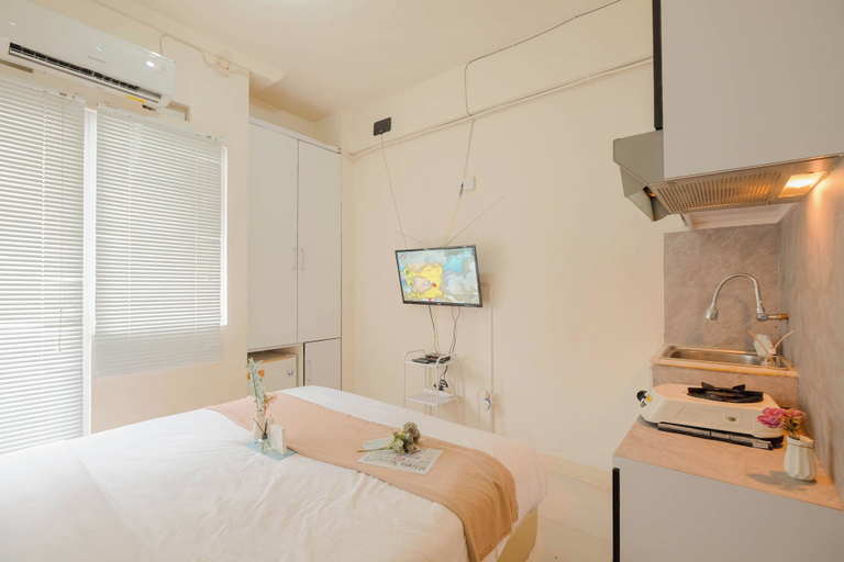 Cozy Studio with Direct Access to Mall at Green Pramuka Apartment By Travelio, Central Jakarta