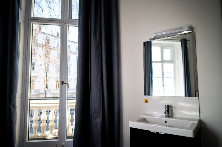 Bathroom, Holland House - Hostel, London