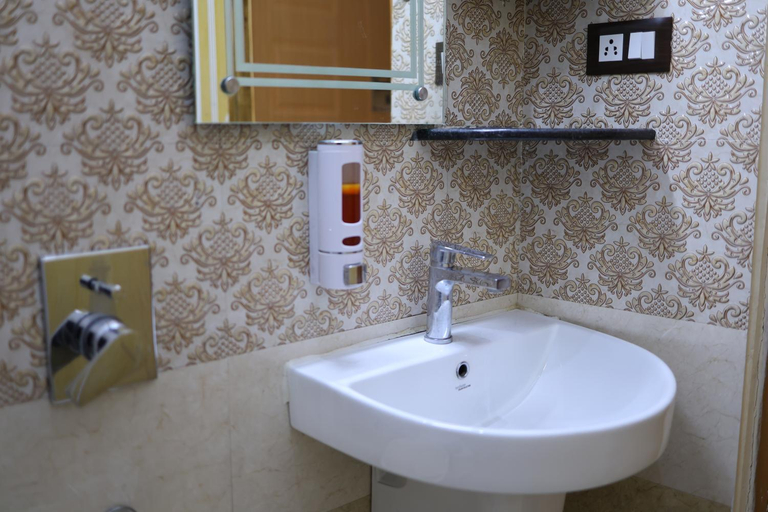 Bathroom, The Ranikhet Continental, Almora