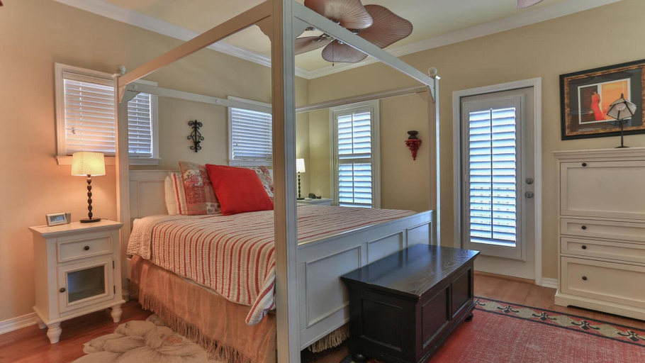 Bedroom 3, Joy Happens, Walton