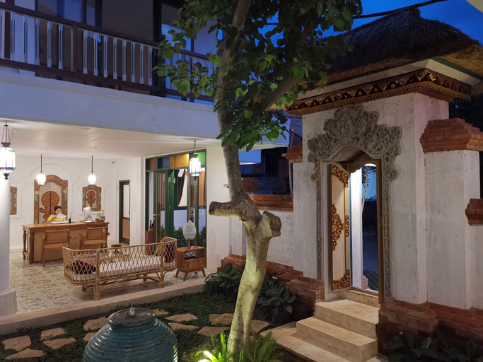 Exterior & Views