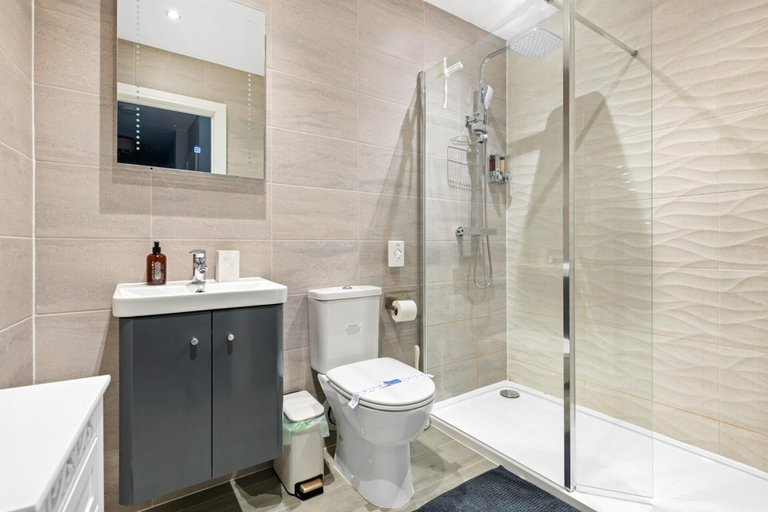 Bathroom 5, Leicester Centre - 1 Bedroom - 1 Bathroom - Wifi, Leicester